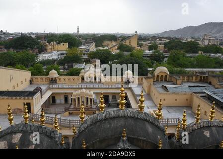 Donna turistica a Hawa Mahal finestre o Rahasthan Palazzo di venti o Breeze. donne reali per guardare la strada festival Jaipur, Rajasthan, India del Nord. Foto Stock