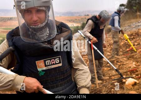 Pneumatico, Libano. 15 luglio 2010. Un team del Mines Advisory Group (MAG) è stato visto per eliminare le munizioni a grappolo non sfruttate nelle terre agricole del sud del Libano. Decenni di guerra hanno lasciato il Libano meridionale costeggiato da ordigni non sfruttati, bombe a grappolo e mine antiuomo. Il gruppo consultivo delle ONG per le miniere è attivamente coinvolto in progetti di liquidazione e di assistenza che aiutano a proteggere la popolazione locale che si affida fortemente all'agricoltura come fonte primaria di reddito. Credit: John Wreford/SOPA Images/ZUMA Wire/Alamy Live News Foto Stock