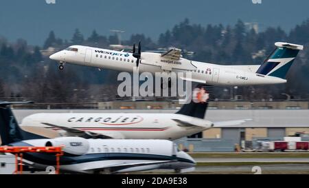 Richmond, British Columbia, Canada. 11 Gennaio 2019. Un aereo regionale WestJet Encore DeHavilland Canada Dash 8-400 (C-GWEJ) con turboelica a due motori decollerà dall'aeroporto internazionale di Vancouver. Credit: Bayne Stanley/ZUMA Wire/Alamy Live News Foto Stock