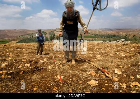 Pneumatico, Libano. 15 luglio 2010. Un team del Mines Advisory Group (MAG) è stato visto per eliminare le munizioni a grappolo non sfruttate nelle terre agricole del sud del Libano. Decenni di guerra hanno lasciato il Libano meridionale costeggiato da ordigni non sfruttati, bombe a grappolo e mine antiuomo. Il gruppo consultivo delle ONG per le miniere è attivamente coinvolto in progetti di liquidazione e di assistenza che aiutano a proteggere la popolazione locale che si affida fortemente all'agricoltura come fonte primaria di reddito. Credit: John Wreford/SOPA Images/ZUMA Wire/Alamy Live News Foto Stock