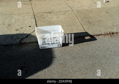 La mail tote in plastica corrugata, di proprietà del Servizio postale degli Stati Uniti, solo per posta e uso ufficiale, abbandonata in una strada a San Francisco. Foto Stock