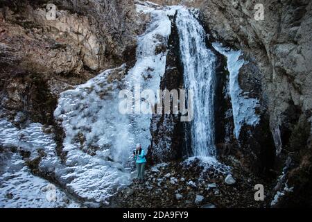 Escursioni alla cascata ghiacciata a Issyk ATA nel Kyrgyzstan's Chuy Oblast. Foto Stock