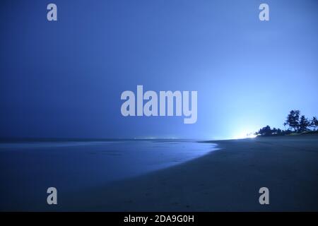 Bella vista notturna della spiaggia con naturale cielo stellato blu colore sopra mare Seascape a Costa di Goa, India. Foto Stock