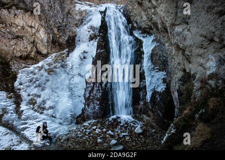Escursioni alla cascata ghiacciata a Issyk ATA nel Kyrgyzstan's Chuy Oblast. Foto Stock
