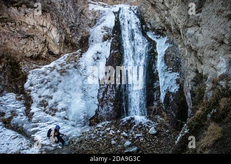 Escursioni alla cascata ghiacciata a Issyk ATA nel Kyrgyzstan's Chuy Oblast. Foto Stock