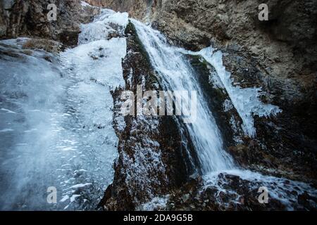 Escursioni alla cascata ghiacciata a Issyk ATA nel Kyrgyzstan's Chuy Oblast. Foto Stock