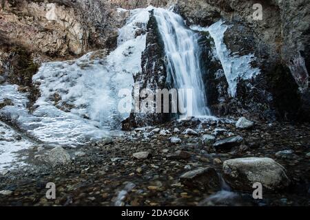 Escursioni alla cascata ghiacciata a Issyk ATA nel Kyrgyzstan's Chuy Oblast. Foto Stock