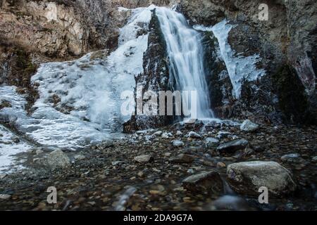 Escursioni alla cascata ghiacciata a Issyk ATA nel Kyrgyzstan's Chuy Oblast. Foto Stock