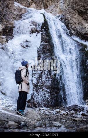 Escursioni alla cascata ghiacciata a Issyk ATA nel Kyrgyzstan's Chuy Oblast. Foto Stock