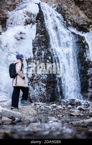 Escursioni alla cascata ghiacciata a Issyk ATA nel Kyrgyzstan's Chuy Oblast. Foto Stock
