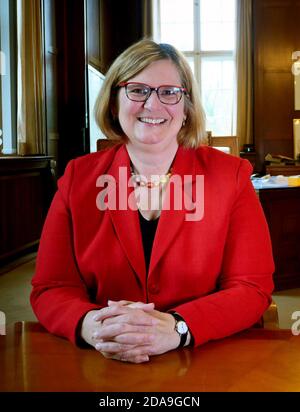 Berlino, Germania. 06 novembre 2020. Angelika Schöttler (SPD), sindaco di Tempelhof-Schöneberg, siede nel suo ufficio nel municipio di Schöneberg e sorride. Credit: XAMAX/dpa/Alamy Live News Foto Stock