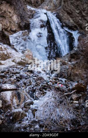 Escursioni alla cascata ghiacciata a Issyk ATA nel Kyrgyzstan's Chuy Oblast. Foto Stock