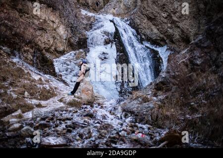 Escursioni alla cascata ghiacciata a Issyk ATA nel Kyrgyzstan's Chuy Oblast. Foto Stock