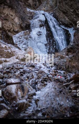 Escursioni alla cascata ghiacciata a Issyk ATA nel Kyrgyzstan's Chuy Oblast. Foto Stock