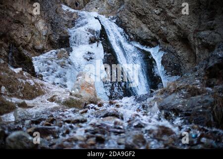Escursioni alla cascata ghiacciata a Issyk ATA nel Kyrgyzstan's Chuy Oblast. Foto Stock
