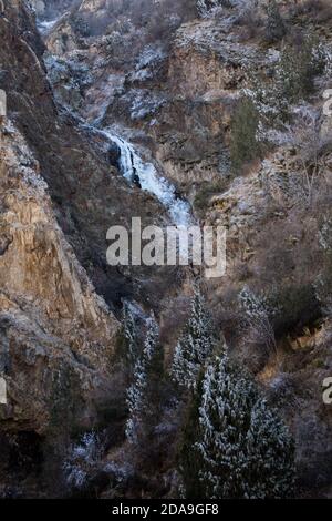 Escursioni alla cascata ghiacciata a Issyk ATA nel Kyrgyzstan's Chuy Oblast. Foto Stock
