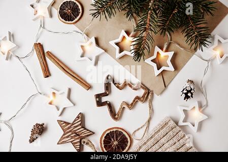 Decorazioni natalizie, vista dall'alto. Sfondo con decorazioni natalizie in legno su sfondo bianco, stile piatto Foto Stock