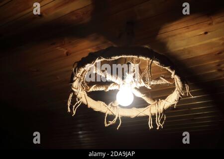 Vista del lampadario a braccio su soffitto in legno Foto Stock