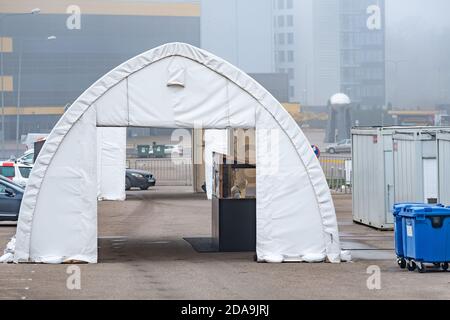 Molte tende bianche della stazione di test mobile in fila, punto caldo per il test con tampone durante l'epidemia di Coronavirus o COVID19 Foto Stock