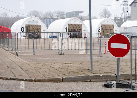 Stazione mobile di analisi tende bianche per il test con tampone durante il Coronavirus O COVID19 focolaio senza segnale di ingresso o di stop Foto Stock