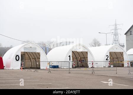 Molte tende bianche della stazione di test mobile in fila, punto caldo per il test con tampone durante l'epidemia di Coronavirus o COVID19 Foto Stock