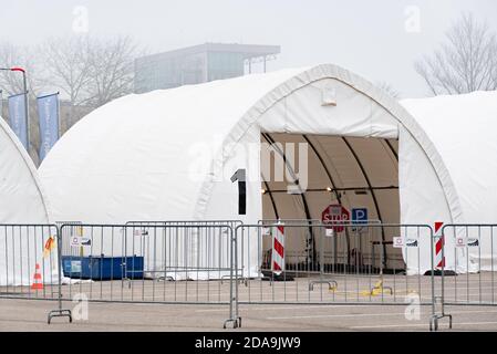 Molte tende bianche della stazione di test mobile in fila, punto caldo per il test con tampone durante l'epidemia di Coronavirus o COVID19 Foto Stock