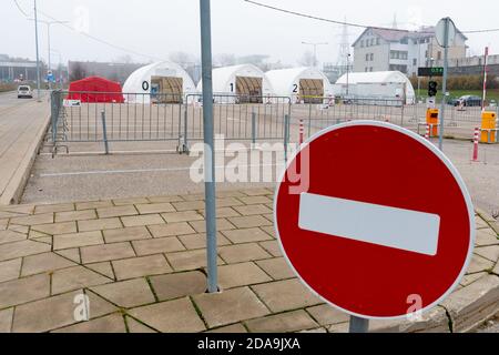 Stazione mobile di analisi tende bianche per il test con tampone durante il Coronavirus O COVID19 focolaio senza segnale di ingresso o di stop Foto Stock