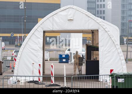 Molte tende bianche della stazione di test mobile in fila, punto caldo per il test con tampone durante l'epidemia di Coronavirus o COVID19 Foto Stock