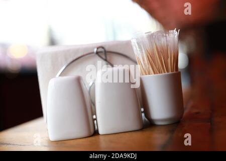 Sale con shaker al pepe e stuzzicadenti sul tavolo del ristorante Foto Stock