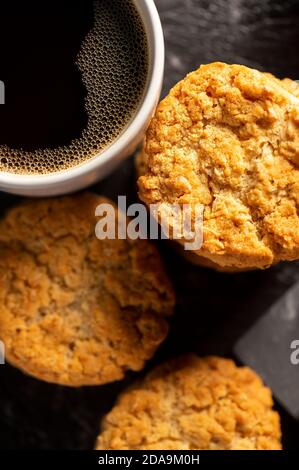 Deliziosi biscotti tradizionali australiani Anzac, cibo di fondo. Foto Stock