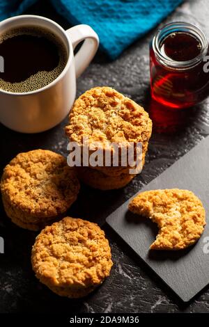 Deliziosi biscotti tradizionali australiani Anzac, cibo di fondo. Foto Stock