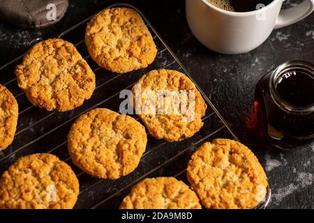 Deliziosi biscotti tradizionali australiani Anzac, cibo di fondo. Foto Stock