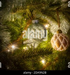 Bella immagine di dettaglio di una parte di un albero di Natale con decorazioni natalizie. Natale 2020 Foto Stock