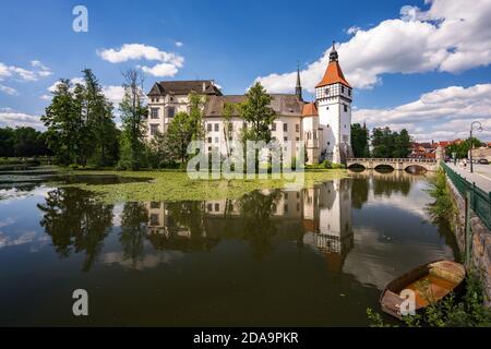 Vista sul laghetto fino al castello di Blatna Foto Stock