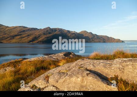 Alba su Loch Hourn vicino Arnisdale guardando verso la remota zona di Knoydart, Scozia. Foto Stock