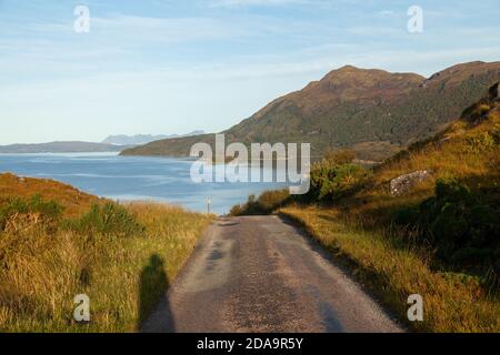 La strada rurale per Arnisdale guardando indietro verso l'Isola di Skye, Arnisdale Loch Hourn, Highlands, Scozia Foto Stock