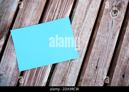 Carta blu vuota mock up su un tavolo di legno in esterno. Foto Stock