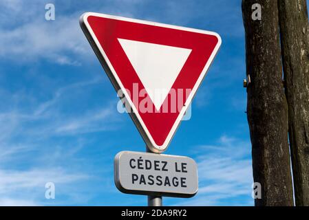 Un segnale stradale per la destra di Way su a. Strada in Francia Foto Stock