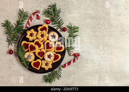 Biscotti natalizi tradizionali austriaci - biscotti Linzer ripieni di rosso inceppamento berry Foto Stock