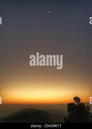 Kathmandu, Nepal. 11 Nov 2020. Una luna crescente pendente insieme allo stupa Swayambhunath, popolarmente conosciuto come tempio delle scimmie, è visto all'alba, come visto da una collina a Kathmandu, Nepal il 11 novembre 2020. Credit: Sunil Sharma/ZUMA Wire/Alamy Live News Foto Stock