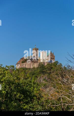 Passeggiata autunnale intorno al bellissimo Castello di Wartburg nella Turingia Foresta vicino a Eisenach - Turingia/Germania Foto Stock