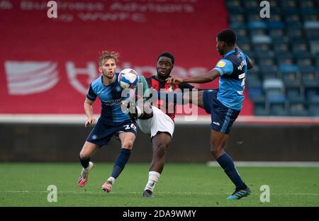 High Wycombe, Regno Unito. 10 Nov 2020. Jason McCarthy (a sinistra), Christian Saydee di AFCBournemouth e Andre Burley di Wycombe Wanderers durante il amichevole 2020/21 giocato a porte chiuse tra Wycombe Wanderers e AFC Bournemouth ad Adams Park, High Wycombe, Inghilterra, il 10 novembre 2020. Foto di Andy Rowland. Credit: Prime Media Images/Alamy Live News Foto Stock