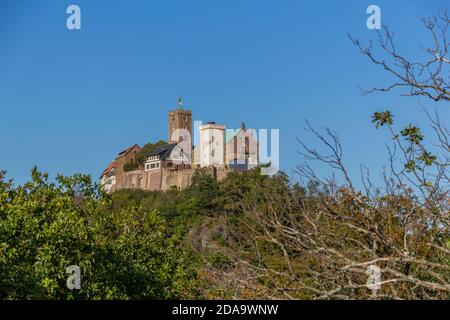 Passeggiata autunnale intorno al bellissimo Castello di Wartburg nella Turingia Foresta vicino a Eisenach - Turingia/Germania Foto Stock