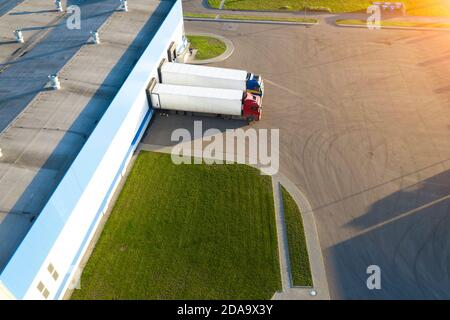 Vista aerea del centro di distribuzione, drone fotografia della logistica industriale zona. Foto Stock