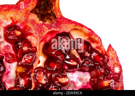 tagliare la foto in primo piano della melagrana su uno sfondo bianco. Foto Stock