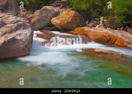 Una lunga esposizione di una cascata tra le rocce Foto Stock