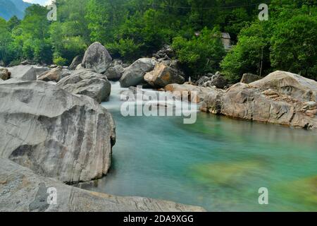 Una lunga esposizione del torrente Verzasca Foto Stock