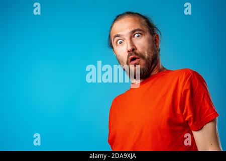 Stupito e confuso l'uomo bearded guarda con stupore Foto Stock