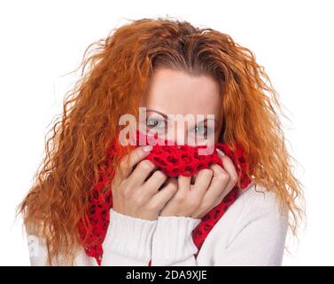 giovane donna dai capelli rossi con sciarpa isolata su bianco Foto Stock