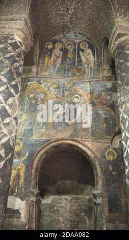 Immagine verticale di dipinti religiosi colorati a parete presso il monastero di Gumusler In Turchia Foto Stock